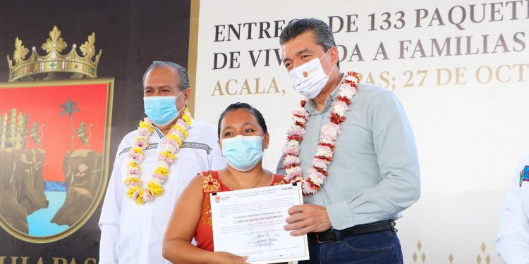 En Acala, Rutilio Escandón entrega 133 apoyos para el mejoramiento de viviendas