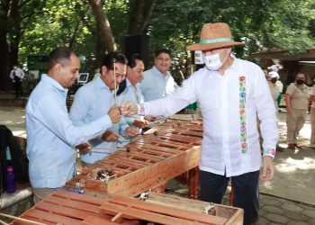 Entrega Rutilio Escandón equipo veterinario, vehículos y uniformes al personal del ZooMAT