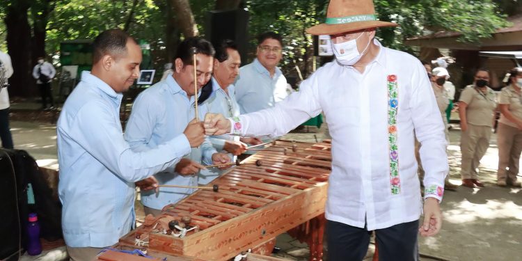 Entrega Rutilio Escandón equipo veterinario, vehículos y uniformes al personal del ZooMAT