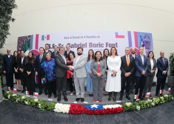 Reciben en la Jucopo del Senado al Presidente de Chile