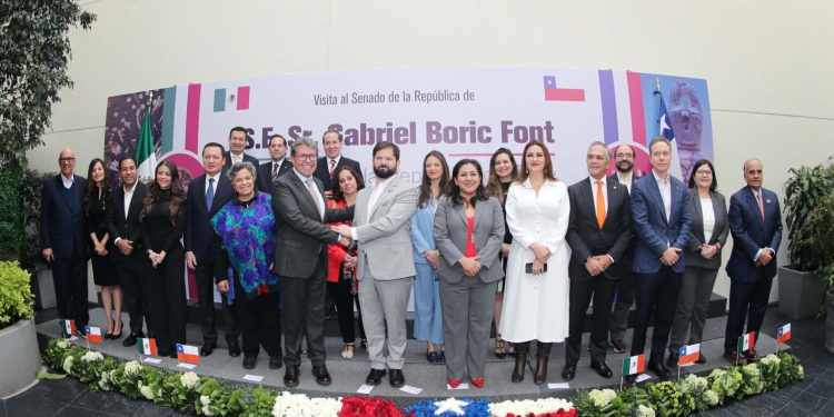 Reciben en la Jucopo del Senado al Presidente de Chile