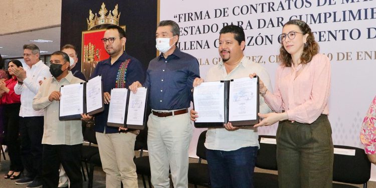 Atestigua Rutilio Escandón firma de mandato para garantizar derecho alimentario a la niñez y juventud