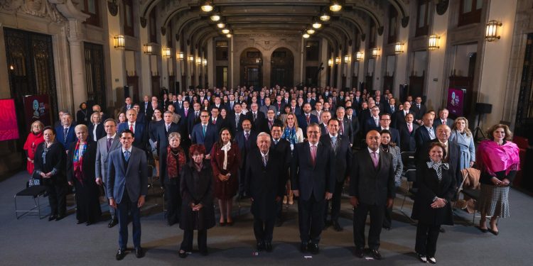 Embajadoras y cónsules representan con dignidad al país