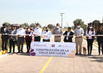 Entrega Sergio Salomón obras educativas y carreteras en Juan C. Bonilla y Tlaltenango