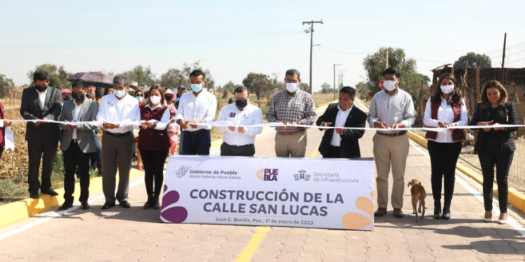 Entrega Sergio Salomón obras educativas y carreteras en Juan C. Bonilla y Tlaltenango