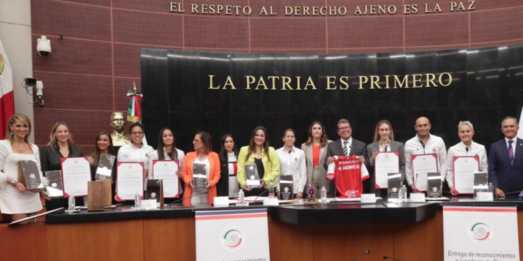Homenaje en el Senado a “Chivas Femenil” y a periodistas deportivas