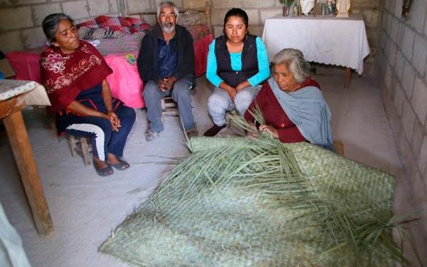 Reciben habitantes de Ahuatempan acciones del programa Piso Firme