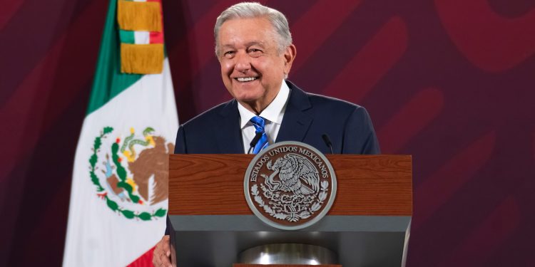 Empresas no deben comprometer abasto de agua para uso doméstico: AMLO