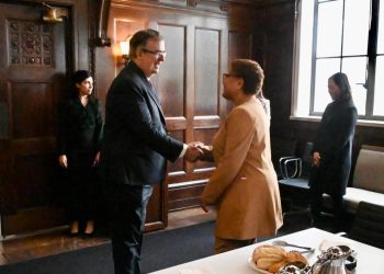 Marcelo Ebrard y la alcaldesa de Los Ángeles se reúnen con 50 alcaldes de 22 estados de la República