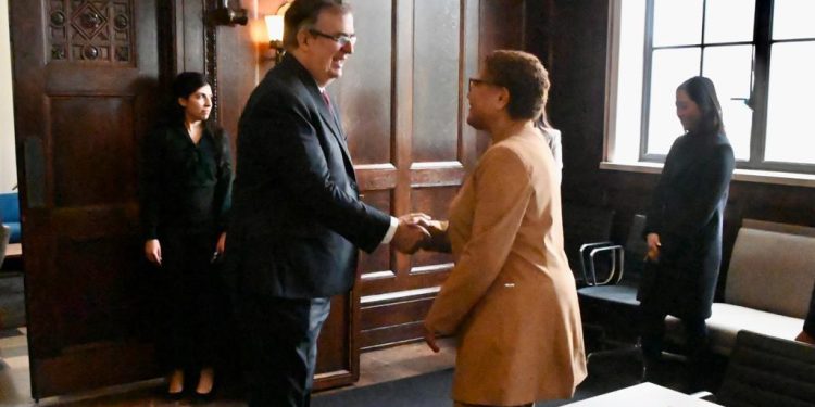 Marcelo Ebrard y la alcaldesa de Los Ángeles se reúnen con 50 alcaldes de 22 estados de la República