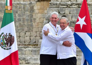 Presidente reitera llamado a EE.UU. a levantar bloqueo a Cuba en entrega de Condecoración del Águila Azteca a Miguel Díaz-Canel￼