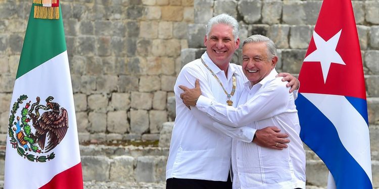 Presidente reitera llamado a EE.UU. a levantar bloqueo a Cuba en entrega de Condecoración del Águila Azteca a Miguel Díaz-Canel￼