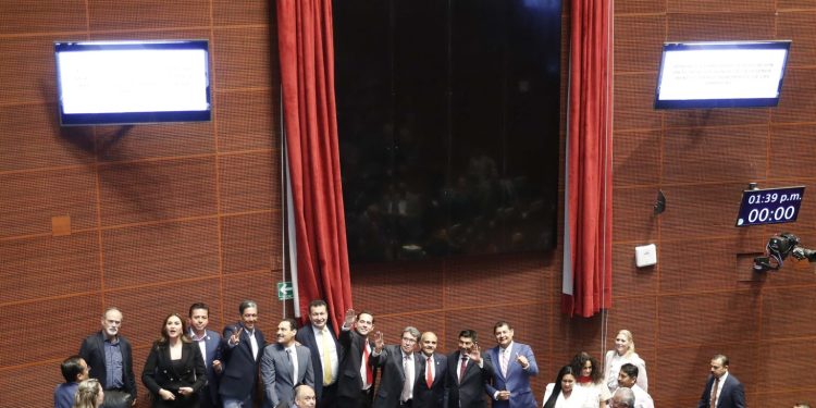 Inscriben en el Muro de Honor del Senado inscripción: “Benito Juárez, Benemérito de las Américas”￼